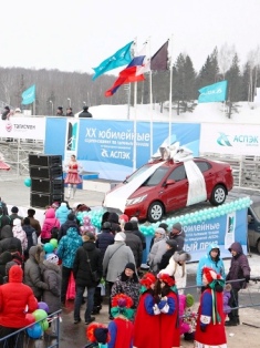 С ХХ юбилейных соревнований «Ижевская лыжня 2014» на автомобилях KIA уехали Дмитрий Япаров, Мария Гущина и Евгений Байбородов