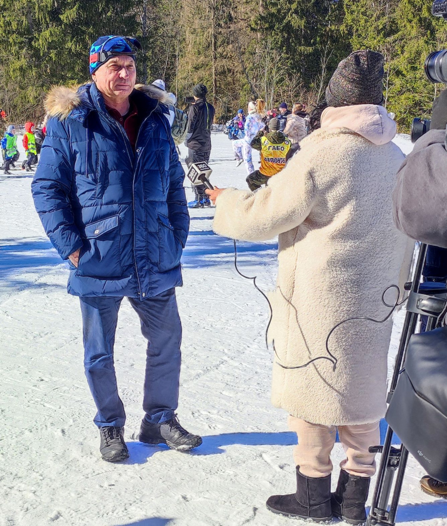 Геннадий Васильевич Фищенко дает интервью корреспондентам Дмитровского телевидения перед стартом марафона.