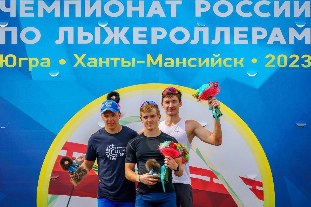 Дмитрий Васильев выигрывает мужскую гонку преследования на чемпионате России по лыжероллерам 2023 в Ханты-Мансийске