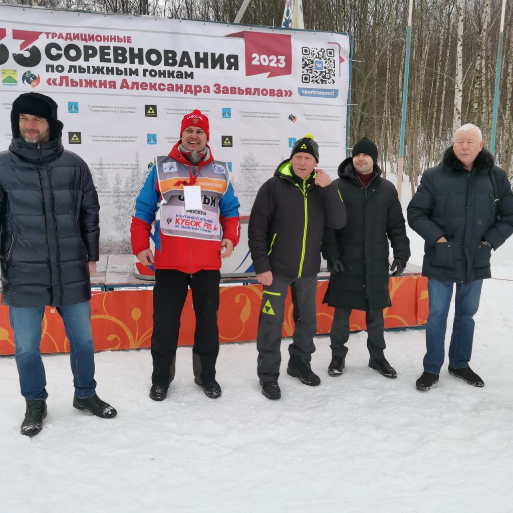 Почётные гости и организаторы гонки. Слева направо: глава Раменского района В.Неволин, главный судья соревнований В.Никулин, А.Завьялов, глава Чулковского поселения А.Веденин, олимпийский чемпион по гребле 1976 года, односельчанин А.Завьялова А.Дегтярёв.