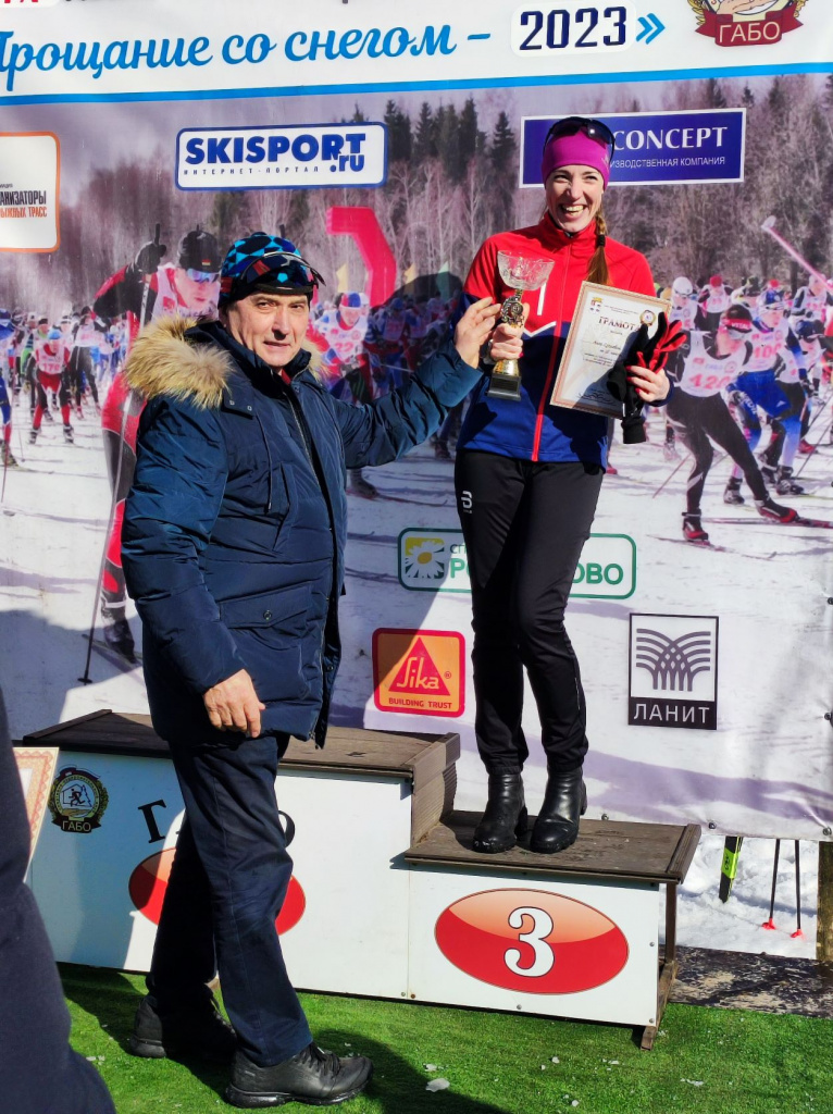 Геннадий Васильевич Фищенко награждает участницу марафона.
