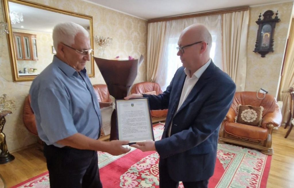 Николая Бажукова поздравил с 70-летием мэр Сыктывкара Владимир Голдин 
