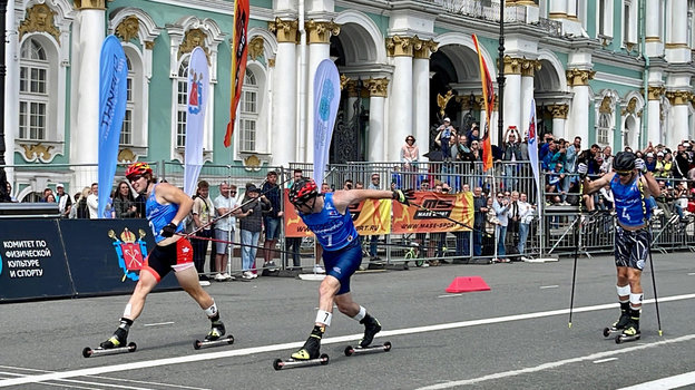 Андрей Краснов опередил Сергея Устюгова на финише Спринта на Дворцовой 2023