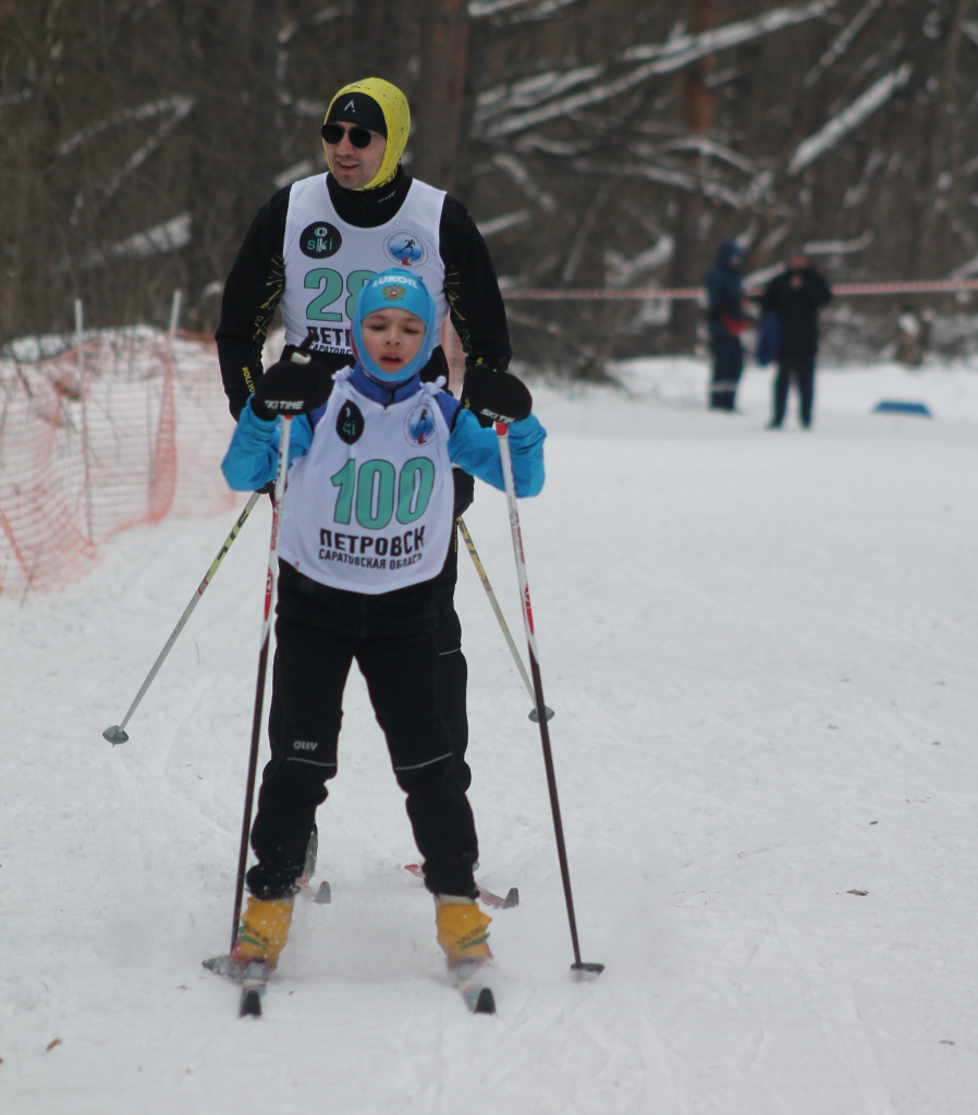 Как за каменной стеной, юная участница лыжного марафона PETROVSK-SKI.