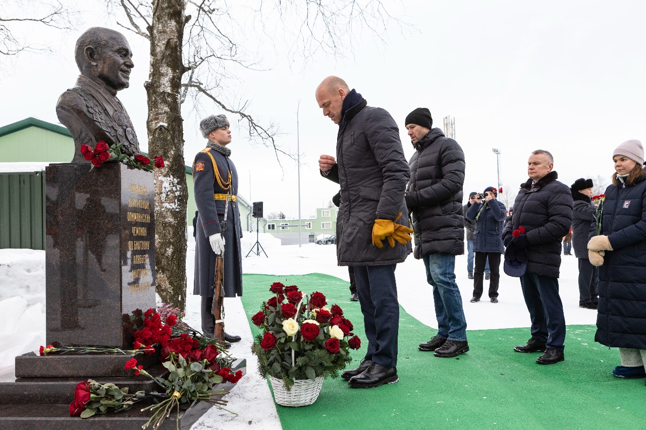 В Токсово установили памятник двукратному олимпийскому чемпиону Анатолию Алябьеву