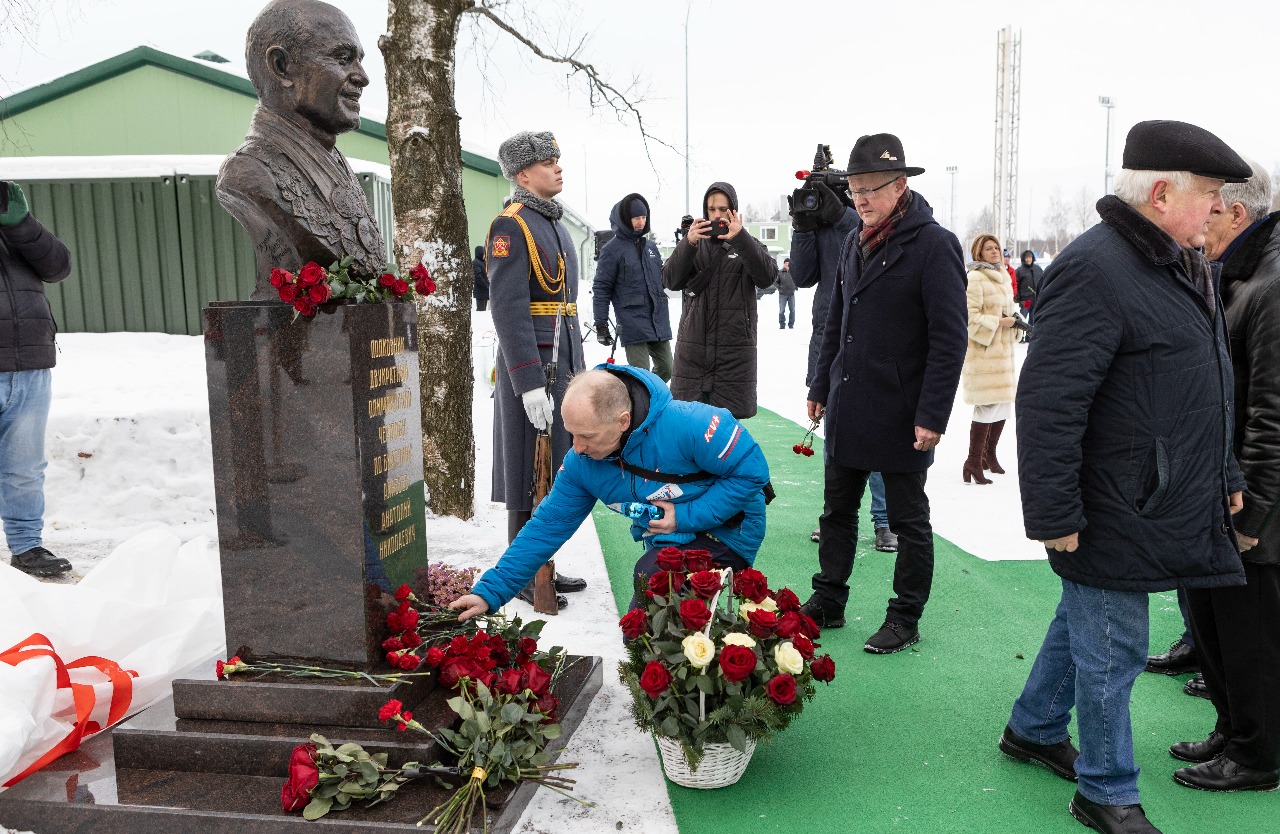 В Токсово установили памятник двукратному олимпийскому чемпиону Анатолию Алябьеву