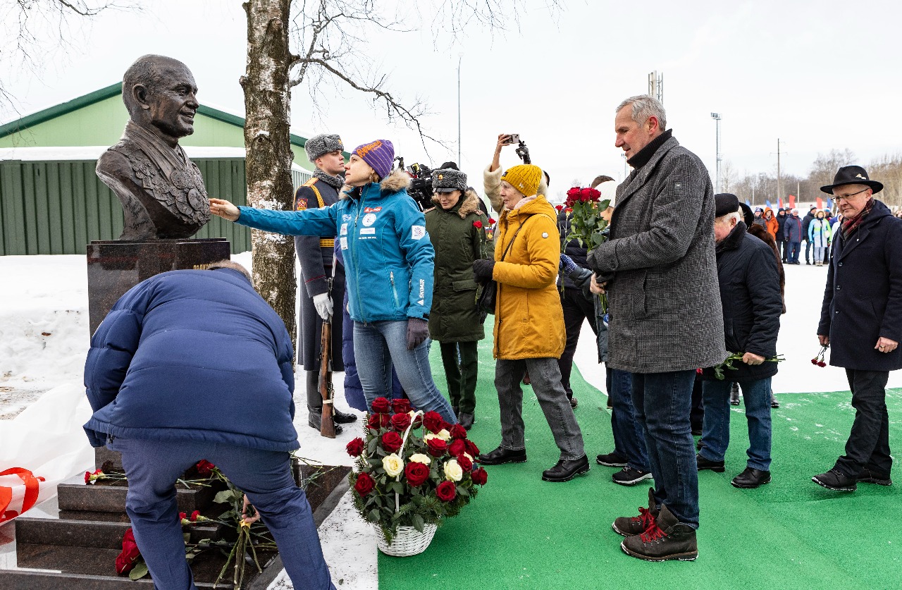 В Токсово установили памятник двукратному олимпийскому чемпиону Анатолию Алябьеву