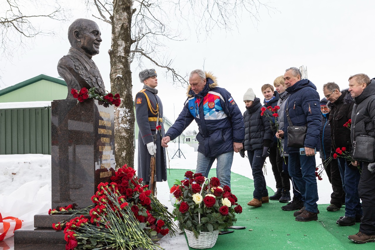 В Токсово установили памятник двукратному олимпийскому чемпиону Анатолию Алябьеву