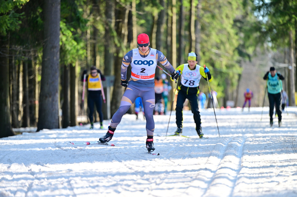 Николай Морилов, за ним Владимир Драчев, многократный чемпион мира, призер Олимпийских игр, обладатель Кубка мира по биатлону. 