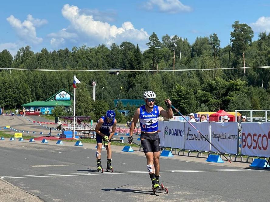 Андрей Мельниченко выиграл гонку преследования на чемпионате России по лыжероллерам 2024 в Дёмино