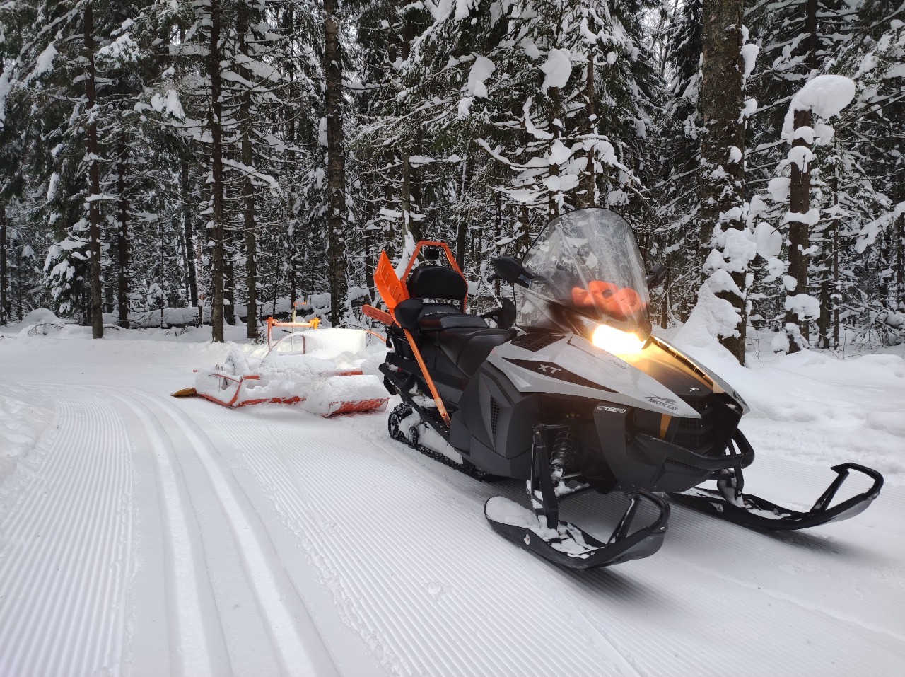 Подготовка лыжной трассы в ГАБО снегоходом «Arctic Cat» с прицепным устройством «ГАБОША». 