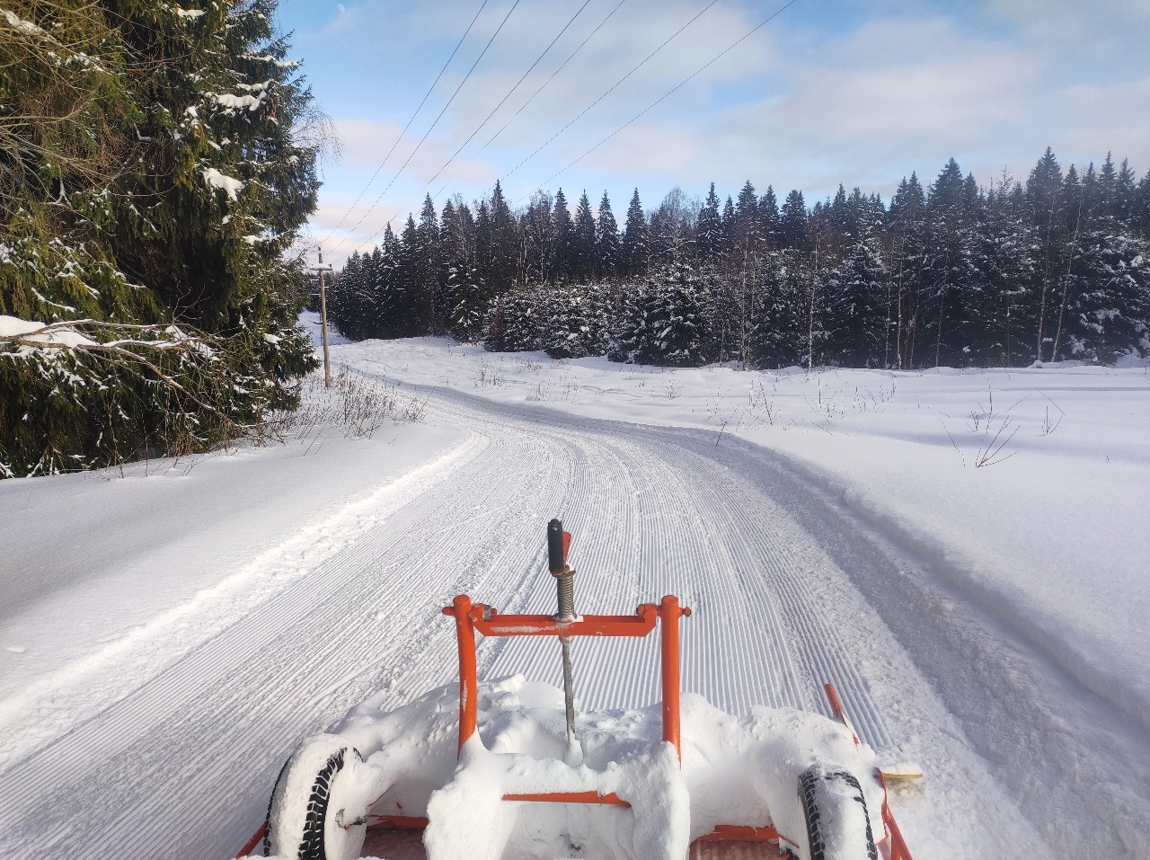 Подготовка лыжной трассы в ГАБО снегоходом «Arctic Cat» с прицепным устройством «ГАБОША». 