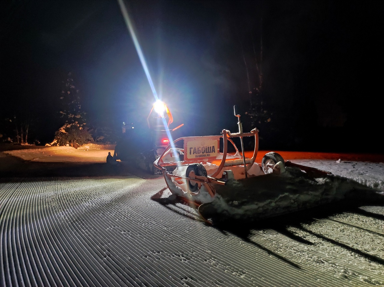 Подготовка лыжной трассы в ГАБО снегоходом «Arctic Cat» с прицепным устройством «ГАБОША». 