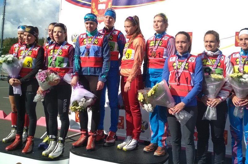 Сборные Свердловской области и ХМАО победили в эстафетах на летнем чемпионате России по биатлону.